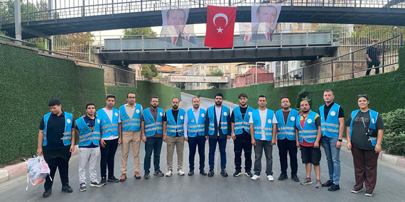 AK Partili gençler o köprüye Türk bayrağı astı