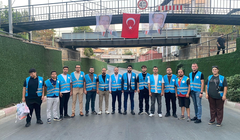 AK Partili gençler o köprüye Türk bayrağı astı