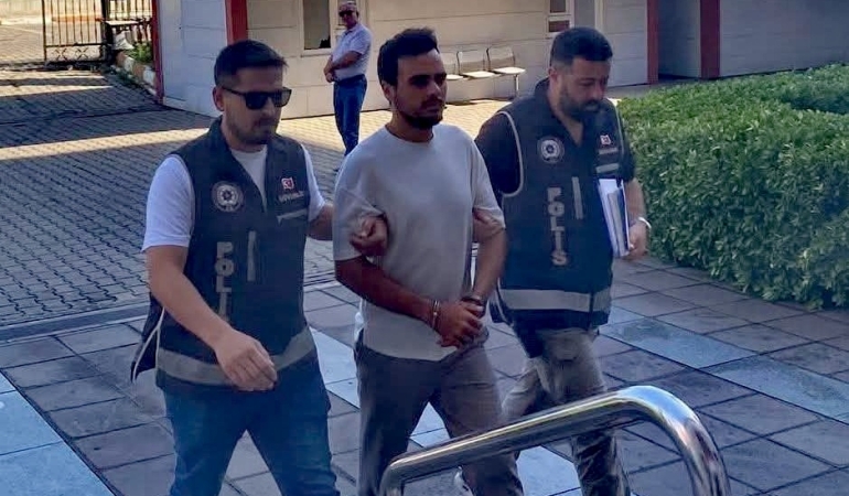 Cumhurbaşkanına hakaret içeren maketi asan zanlı adliyede