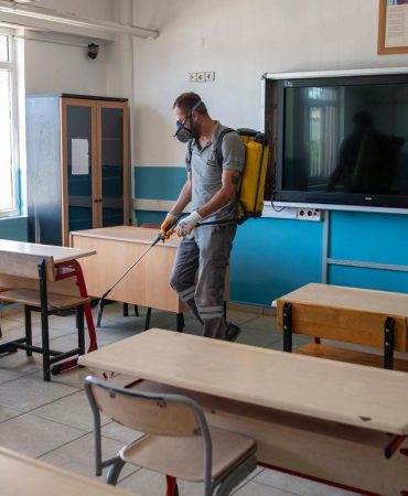 Kuşadası’nda okullar yeni eğitim yılı öncesi ilaçlandı