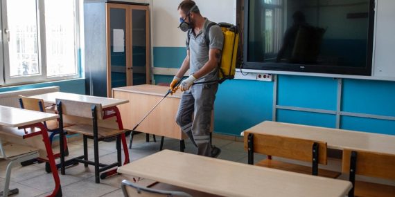 Kuşadası’nda okullar yeni eğitim yılı öncesi ilaçlandı