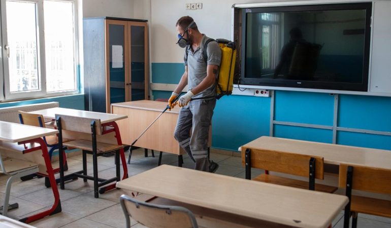 Kuşadası’nda okullar yeni eğitim yılı öncesi ilaçlandı