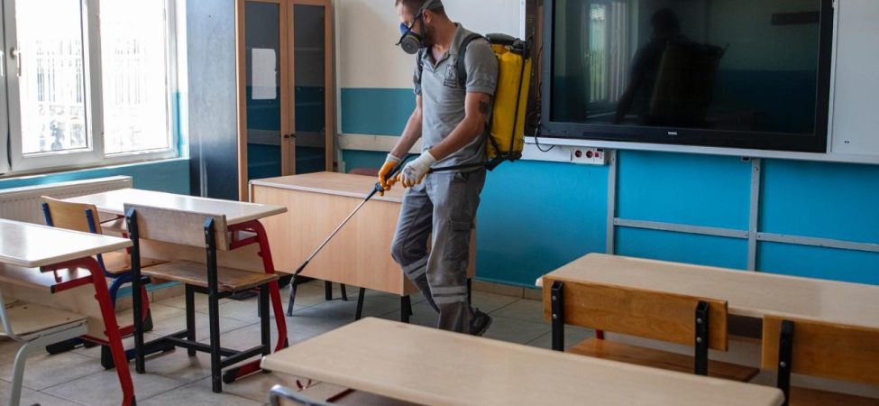Kuşadası’nda okullar yeni eğitim yılı öncesi ilaçlandı