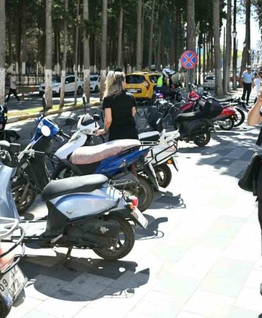 Kuşadası’nda kaldırımlar boşaltıldı, kurallara uymayanlara ceza
