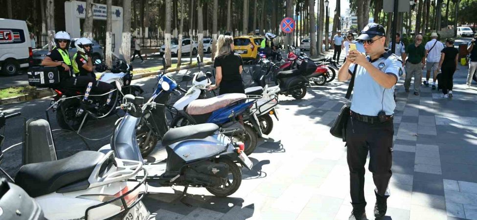 Kuşadası’nda kaldırımlar boşaltıldı, kurallara uymayanlara ceza