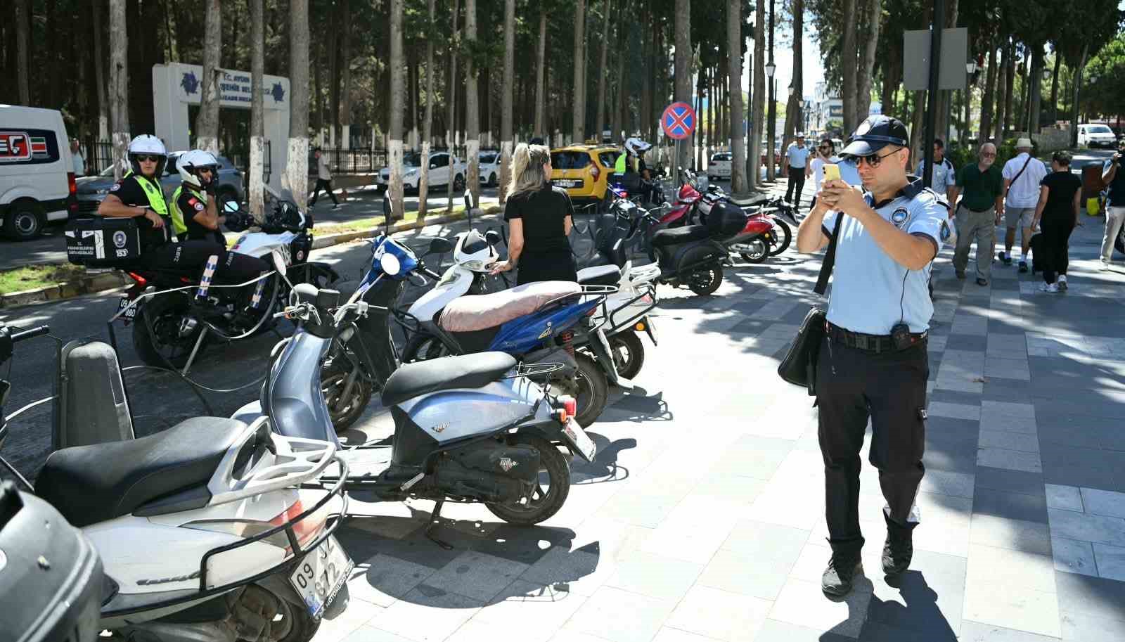 Kuşadası’nda kaldırımlar boşaltıldı, kurallara uymayanlara ceza