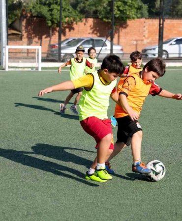 Efeler’de çocuklar için futbol kursu kayıtları başladı