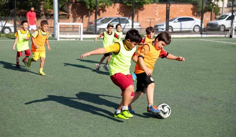 Efeler’de çocuklar için futbol kursu kayıtları başladı