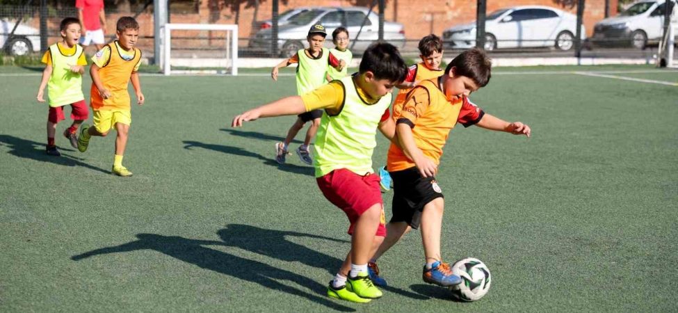 Efeler’de çocuklar için futbol kursu kayıtları başladı