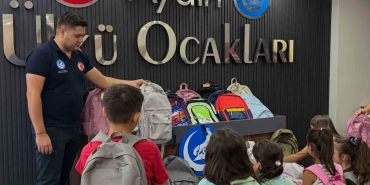 Ülkücülerden öğrencilere kırtasiye desteği