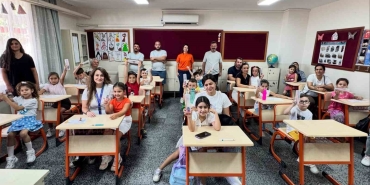 Çine’de öğrencilerin ilk gün heyecanına kalem seti desteği
