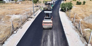 Efeler’de sıcak asfalt çalışmaları sürüyor