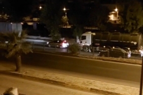 Motosikletiyle bariyerlere çarpan genç ağır yaralandı