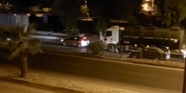 Motosikletiyle bariyerlere çarpan genç ağır yaralandı