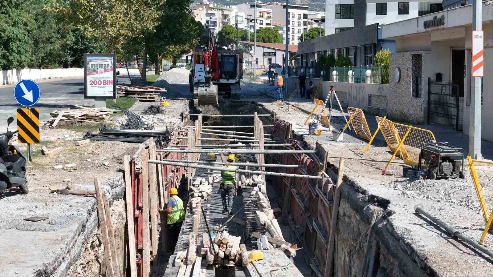 ASKİ SÖKE’NİN DÖRT BİR YANINDA ÇALIŞMALARINA DEVAM EDİYOR