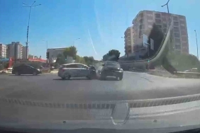 KIRMIZI IŞIK İHLALİ KAZA GETİRDİ: 3 YARALI
