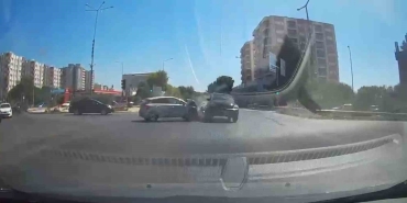 KIRMIZI IŞIK İHLALİ KAZA GETİRDİ: 3 YARALI