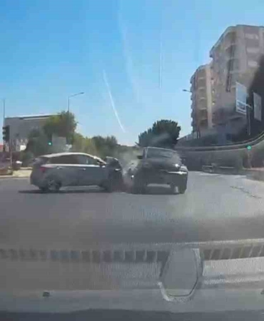 KIRMIZI IŞIK İHLALİ KAZA GETİRDİ: 3 YARALI