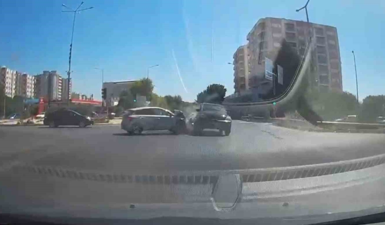 KIRMIZI IŞIK İHLALİ KAZA GETİRDİ: 3 YARALI