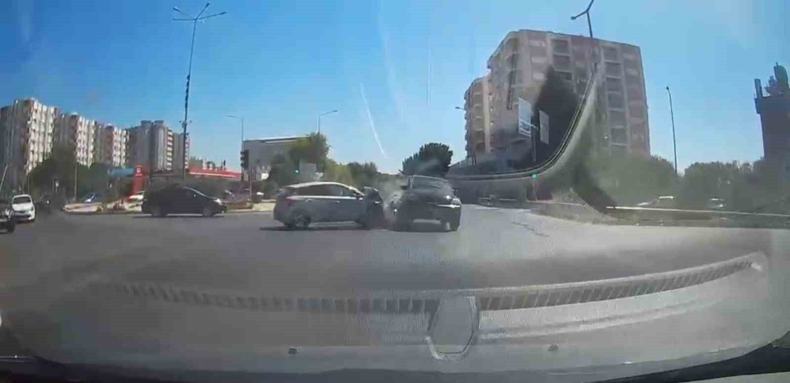 KIRMIZI IŞIK İHLALİ KAZA GETİRDİ: 3 YARALI