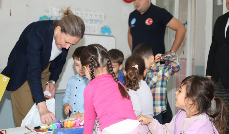 Kaymakam Kan’dan kırsaldaki 61 öğrenciye kırtasiye desteği